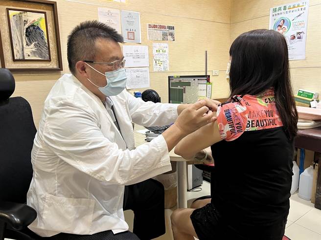 公费肺炎链球菌第1阶段10月2日开打：开放65岁以上曾接种过PCV13（或PCV15）间隔至少1年者接种PCV23。（冯惠宜摄）