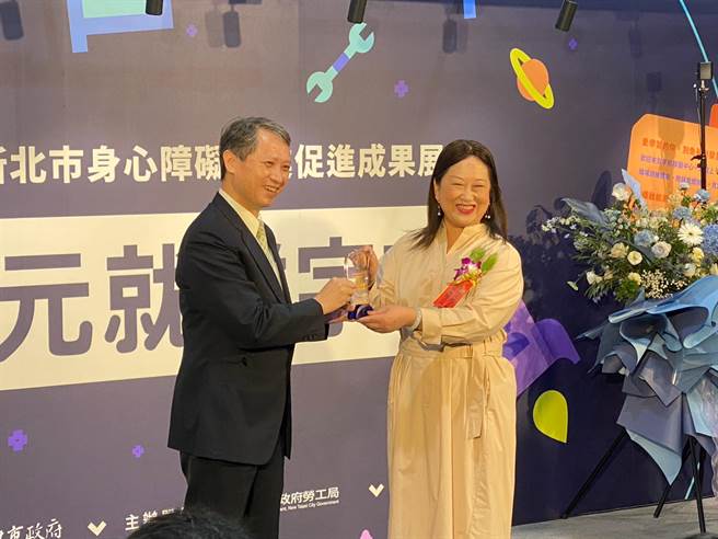 新北市劳工局23日举办「新北市身心障碍就业促进成果展暨表扬活动」，劳工局长陈瑞嘉颁奖表扬进用身障员工绩优单位。（高钧麟摄）