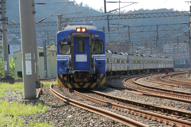 108课纲争议让各界开始关注教育议题，网友质疑《背影》内容包括任意穿越铁道，是否应该删除才对。（示意图／报系资料照）