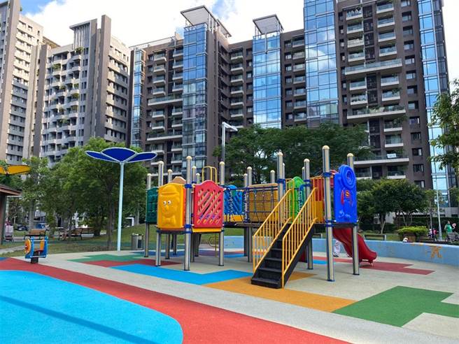 民进党新北市议员质询时指出，新庄区有15座特色共融公园，不过夏季因缺乏遮荫设施，导致游具使用率偏低。（新北市景观处提供／吕健豪新北传真）