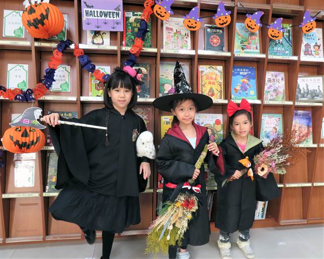 新庄福营分馆万圣巫师晋级任务，推出不同「练等」的课程，带大家感受万圣节的氛围。（新北市立图书馆提供）