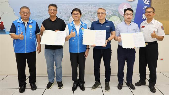 新竹縣消防局局長陳中振（左三）與「飛岳影像創作」、「集宇企業」及「亞帝昇生物科技」3家公司簽訂合作備忘錄。（新竹縣消防局提供／羅浚濱新竹傳真）