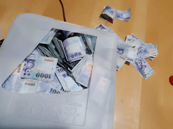 一名網友花了2年時間，用千元大鈔把20公升的水桶塞滿，今（23）日開箱發現裡面有超過490萬元。（圖／翻攝自臉書「爆廢公社二館」）