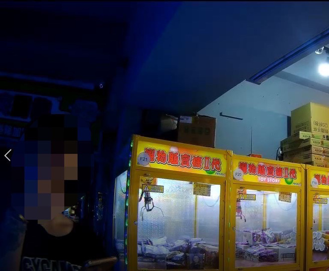 基隆1名女子日前因为手机遗失，因而求助警方，警方拨通后听闻手机声响立即循声找到。（图／警方提供）