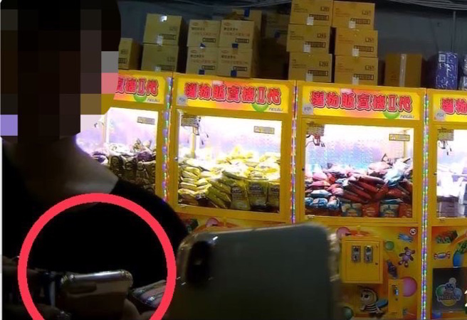 基隆1名女子日前因为手机遗失，因而求助警方，警方拨通后听闻手机声响立即循声找到。（图／警方提供）