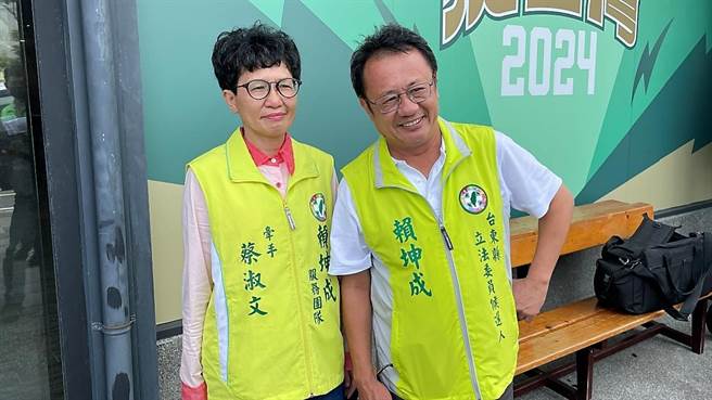 民进党台东区域立委参选人赖坤成与妻子蔡淑文罕见同框，打夫妻牌较劲意味浓厚。（萧嘉蕙摄）