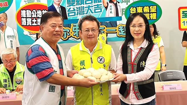 台湾绿色立委联盟创会会长廖本烟（左）赠上包子，祝福民进党台东区域立委参选人赖坤成「包中」。（萧嘉蕙摄）