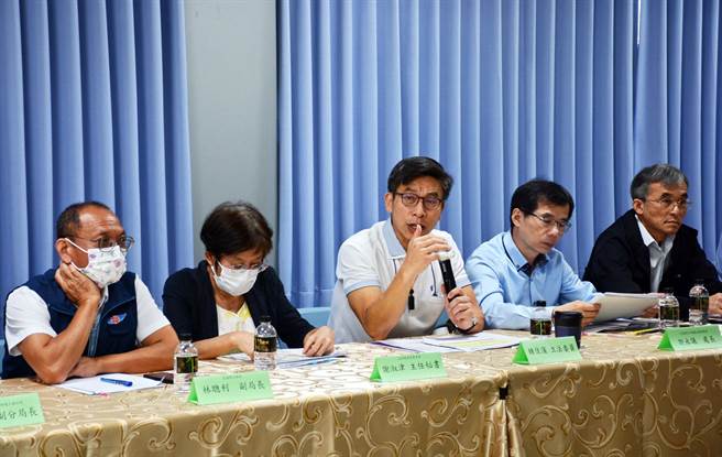 立法院财政委员会23日南下屏东，考察中央交通预算执行情形，立委锺佳滨（中）要求，将高捷大寮屏东线纳入最优先路线，进行可行性评估，并加速完成高屏第二快速道路。（林和生摄）