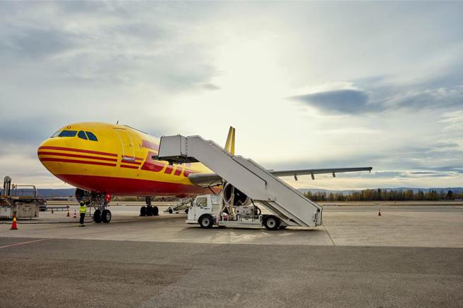 DHL 国际快递与奇美实业携手 以100％ 永续航空燃料运输方案加速降低物流碳排放。图／业者提供