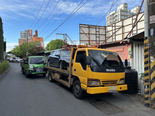 56岁吴姓男子驾驶的小货车疑似未注意车前状况，撞上36岁谢姓男子停放在路边拖吊车。（翻摄画面）