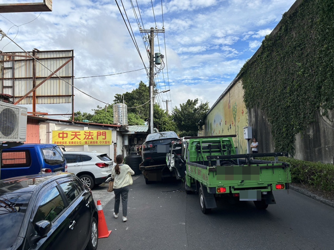 56岁吴姓男子驾驶的小货车疑似未注意车前状况，撞上36岁谢姓男子停放在路边拖吊车。（翻摄画面）