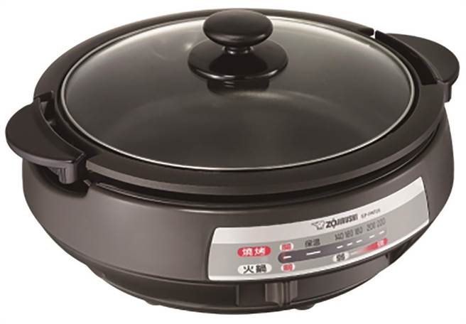 广三SOGO的象印「铁板烧火锅两用电器锅」，原价4150元、独家价2590元。（广三SOGO提供／朱世凯台北传真）