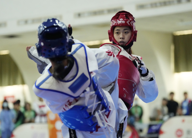 跆拳甜心罗嘉翎(右)，23日在台南全运会57公斤量级逆转击败宿敌林唯均，夺得金牌。(大会提供／黄邱伦台南传真)