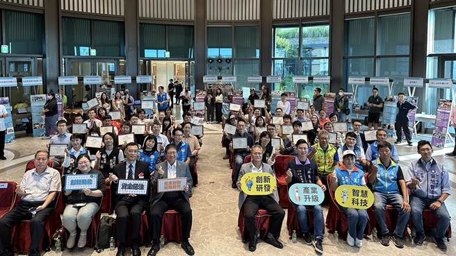 竹縣地方型SBIR成果展，23日在遠百竹北店展出32家企業成果，縣長楊文科（中左）期勉中小企業追求卓越、挑戰未來。（新竹縣政府提供／羅浚濱新竹傳真）