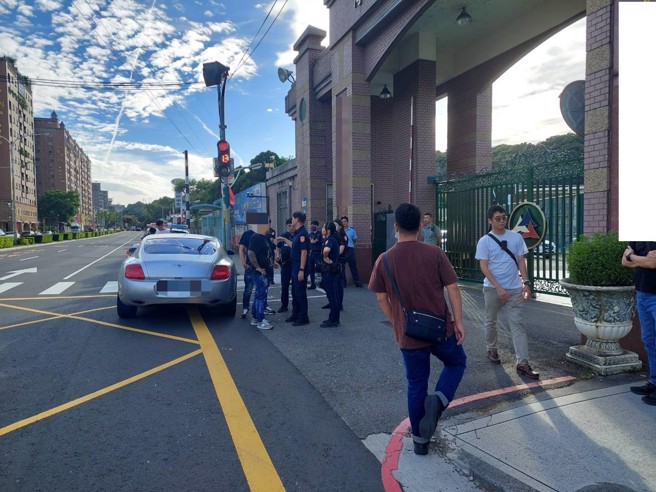 警方获报到场，惊见门口有辆宾利，人员下车大喊大叫。（黄仲瑜翻摄）