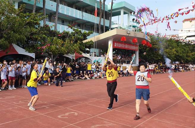 台南市私立港明高中上周末連續3天舉辦校慶，年過七旬已退休的李淑媛女師（右）返校參加接力賽，仍跑完全程，受老同事與學生敬佩。（台南市私立港明高中提供／程炳璋台南傳真）