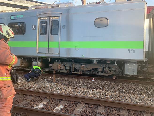 警消试图将死者从车厢下方拉出。（铁路警察局提供）