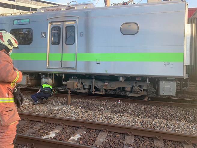 警消试图将死者从车厢下方拉出。（铁路警察局提供）