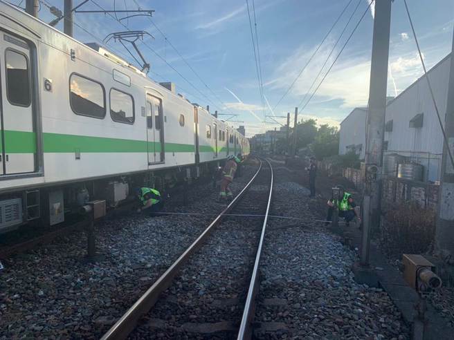 警方封锁事故现场採证。（铁路警察局提供）