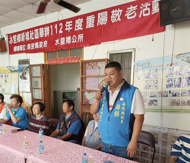 國民黨南投縣第2選區立委參選人游顥(右一)主張，老農年金應該參考最新物價指數調高到每月1萬元，別讓老農退休還要為生活而苦惱。（游顥提供）