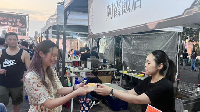 臺南传承80载阿霞饭店展摊。(戴志扬翻摄)