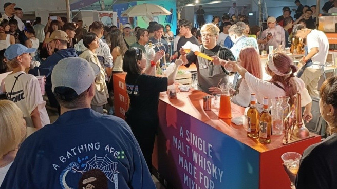 亚洲50大酒吧TCRC & BAR HOME主理人黄奕翔（阿翔）现场服务。(戴志扬翻摄)