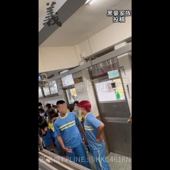 同学打架过程备PO上脸书社团。（翻摄脸书黑豪家族）