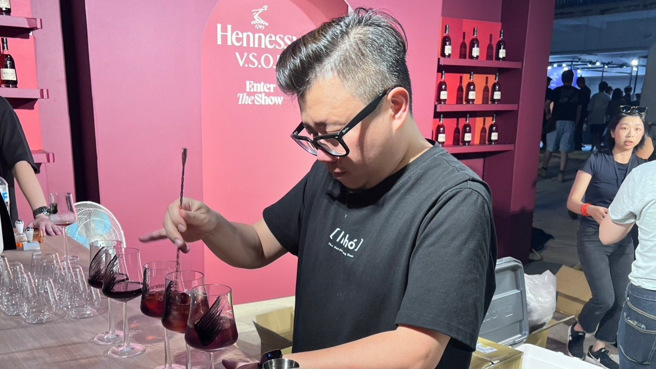 国际大赛冠军酣呷餐酒馆主理人余瀚为(NONO)现场服务。(戴志扬翻摄)