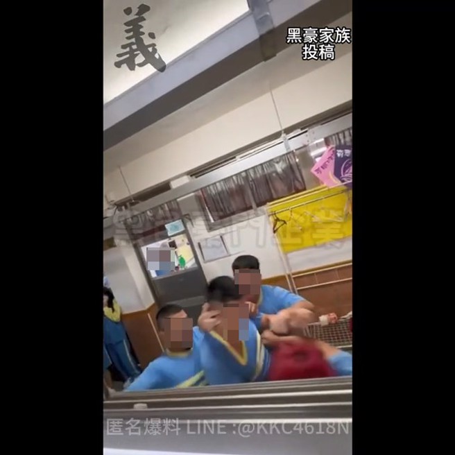同学打架过程备PO上脸书社团。（翻摄脸书黑豪家族）