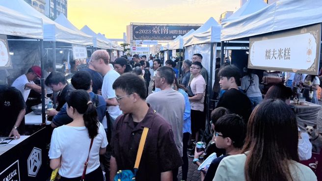 .200家餐饮品牌，人气商品都提早销售一空。(戴志扬翻摄)