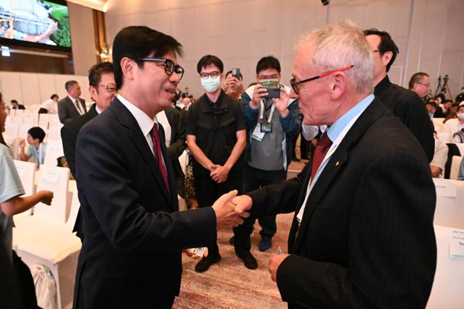 陳其邁(左)觀迎與會外賓。（圖片來源：高雄市水利局提供）