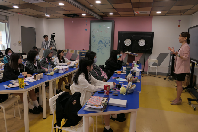 詹琇芳立志故事讓醒吾科大與稻護同學們個個瞪大眼、充滿崇拜眼神，聆聽講台上女飛行員蛻變人生故事。(戴志揚翻攝)