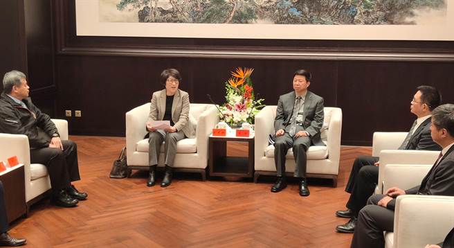 台东县长饶庆铃率县府与农民代表23日会见大陆国台办主任宋涛。（吴泓勋摄）