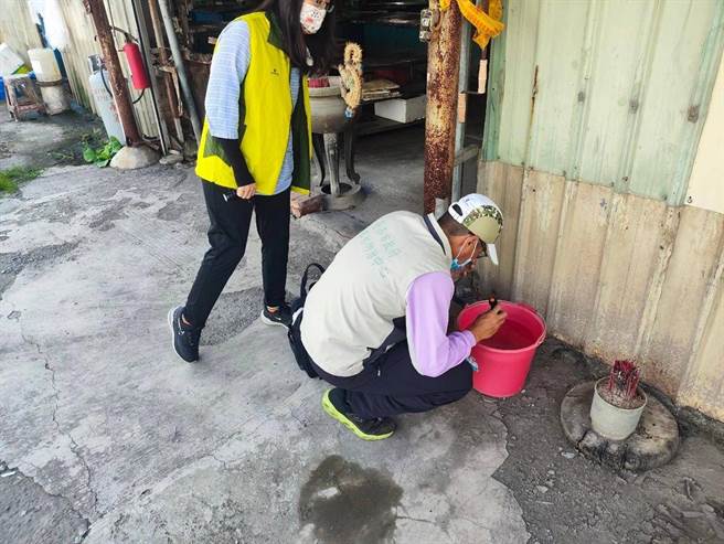 台南市长黄伟哲呼吁，防治登革热没有其他捷径，惟有落实孳清再孳清。（卫生局提供／洪荣志台南传真）