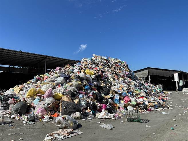 埔里镇回收的垃圾，也因为缺工，埔里镇公所清洁队没有多余人力可以立刻处理。（杨静茹摄）