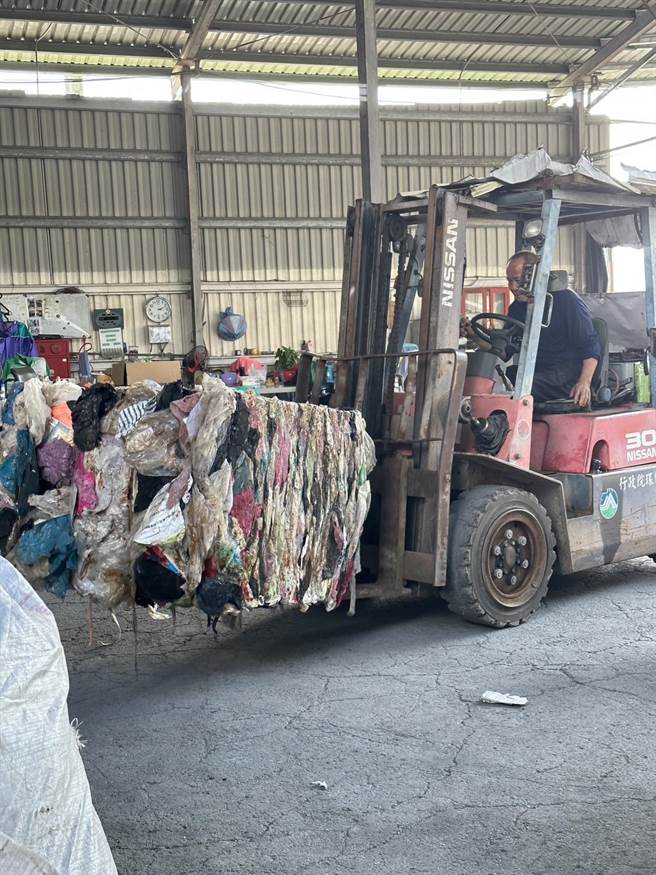 埔里镇清洁队人员将大型包装袋及塑胶袋等压缩、打包，累积一定数量再变卖，想方设法将垃圾减量。（杨静茹摄）