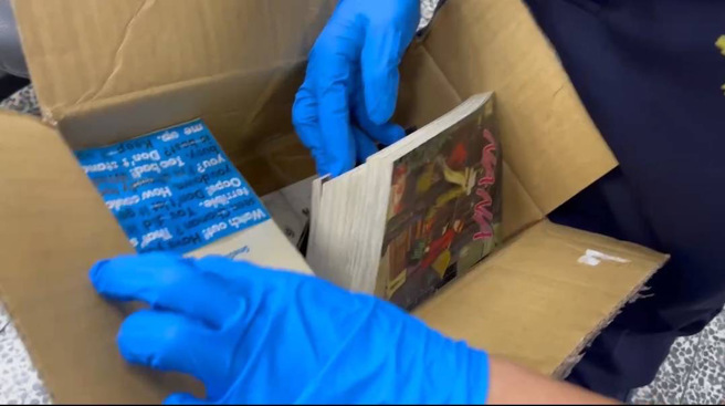 刘男诈骗用的包裹。（警方提供）