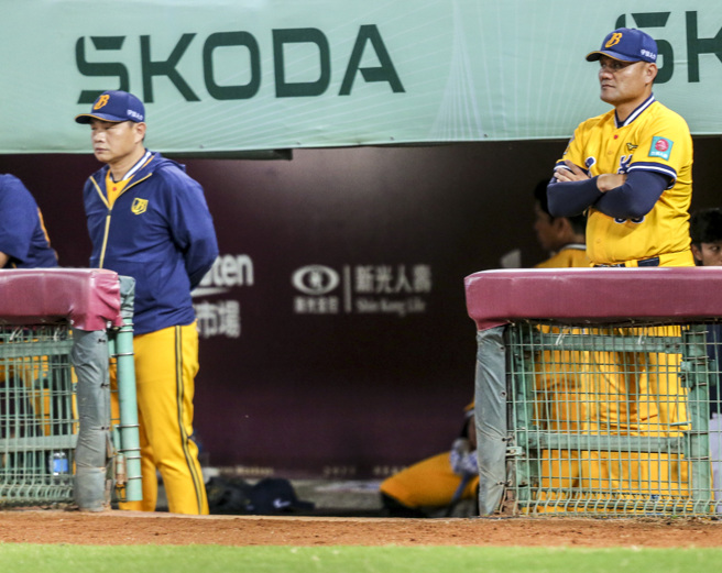 中信兄弟总教练彭政闵（左）。（资料照，陈麒全摄）