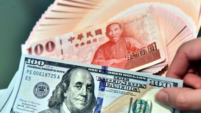 新台币兑美元23日开盘持续承压，终场以32.348元、贬2.8分作收，匯价翻黑，并创2016年7月7日以来、逾七年新低收盘价。图／本报资料照片