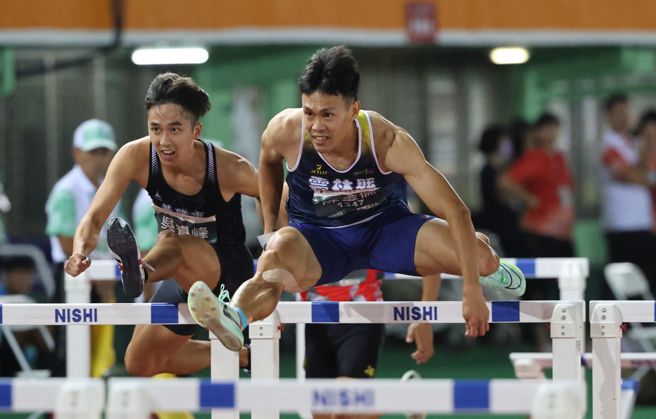 「台湾拦神」陈奎儒(右)在台南全运会男子110公尺跨栏决赛以0.004秒的些微差距不敌谢元恺，六连霸希望梦碎。 (大会提供／黄邱伦台南传真)