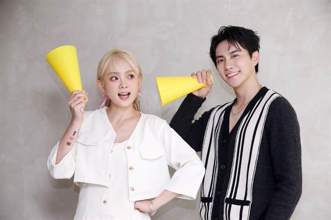 《敢动应援团》主持人洗菜（左）、潘君仑手持加油棒合影。（公视提供）