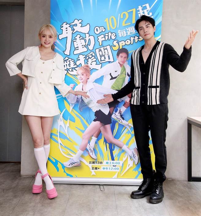 《敢动应援团》主持人潘君仑、洗菜（右）于媒体茶叙为节目宣传。（公视提供）