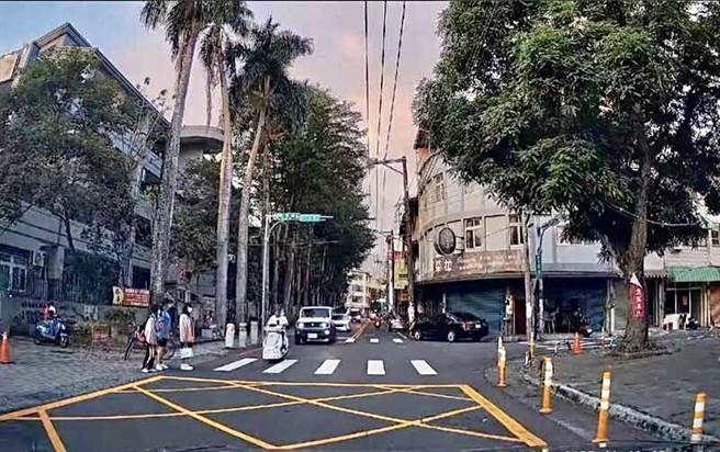 埔里国中3名学生站在校门口准备走斑马线过马路，竟连续7辆汽机车驾驶将学生视为空气抢快通过。（翻摄脸书「爆怨公社」／杨静茹南投传真）