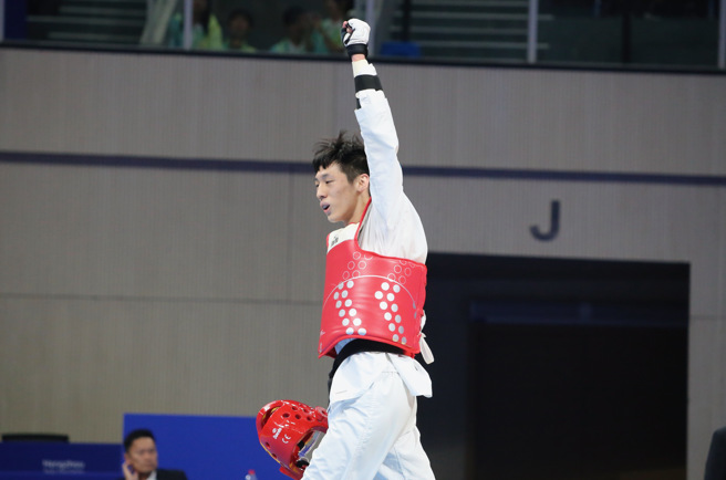 亞帕運中華隊選手蕭翔文為自己的好表現喝采。（教育部體育署提供）