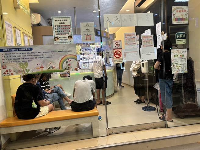 流感疫情持续增温，基层诊所塞爆病患。（冯惠宜摄）