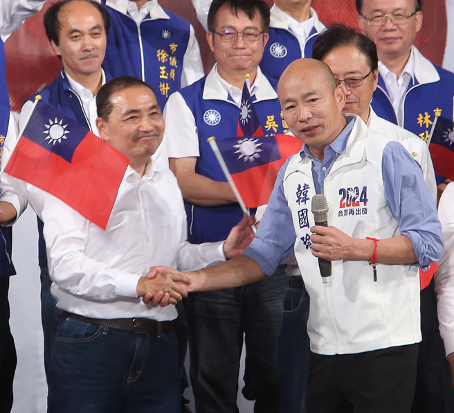 國民黨總統參選人侯友宜(左)近日連續舉辦造勢大會，前高雄市長韓國瑜(右)都現身力挺。（中時資料照／陳怡誠攝）