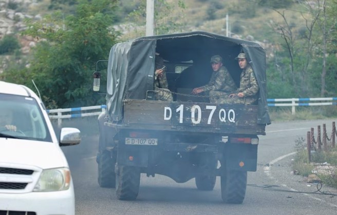 亞塞拜然軍人搭乘軍用卡車進入納卡地區。(圖/路透社)