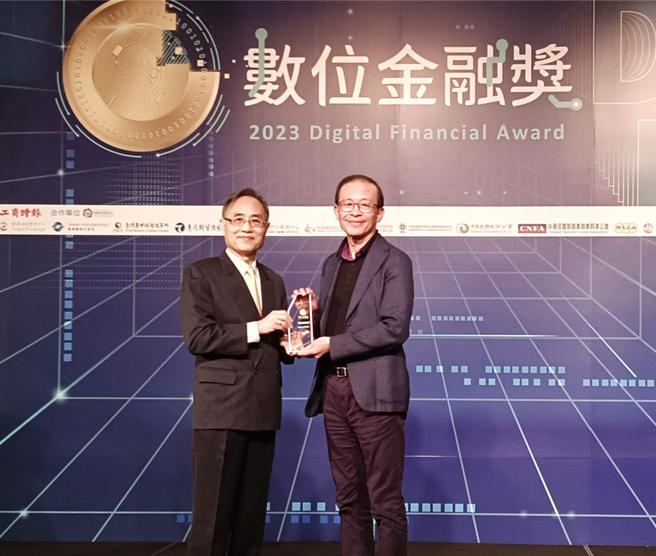 遠東商銀Bankee社群銀行以創新的共享經濟商業模式，榮獲工商時報「數位創新優質獎」，此獎項由財團法人保險事業發展中心董事長簡仲明(左)頒發，遠東商銀數位金融事業群副總經理戴松志(右)上台領獎。 圖／遠東商銀提供