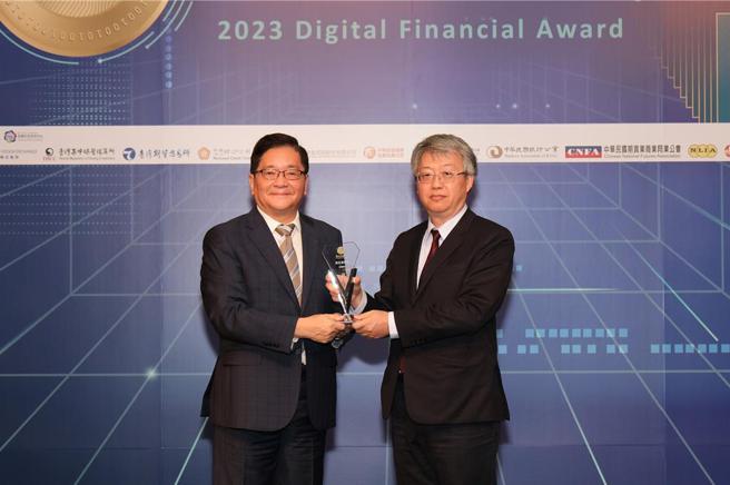 兆豐銀行榮獲工商時報2023數位金融獎【數位資訊安全獎】優質獎，由好險網科技股份有限公司董事長劉先覺(左)頒獎，兆豐銀行副總經理陳建中(右)代表受獎。（圖／兆豐銀行提供）