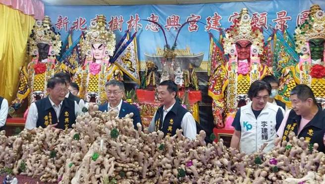 民眾党总统参选人柯文哲捻香参拜后，庙方代表介绍供品姜山时，祝福柯文哲「赢得江山」。（陈慰慈摄）